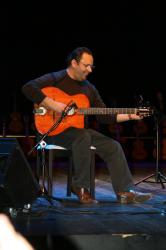 Бирели Лагрен настраивает гитару